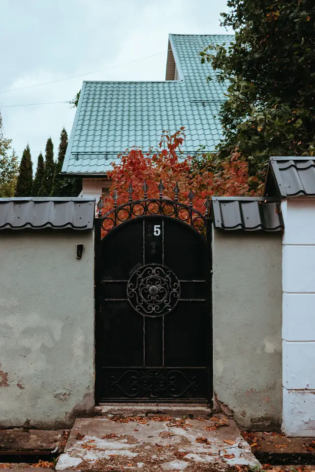 Example photo: steel pedestrian gate (metal gates)